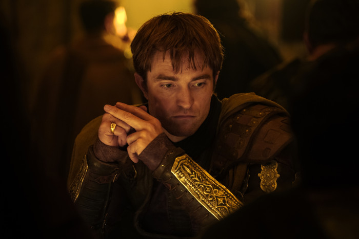 Robert Pattinson buhlt als Antinoos um Odysseus' Ehefrau Penelope. (Bild: Universal Pictures)